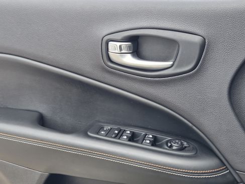 Used 2018 Jeep Compass Latitude AWD/4WD image 23