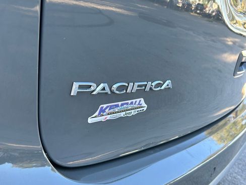 Used 2023 Chrysler Pacifica Touring-L image 29