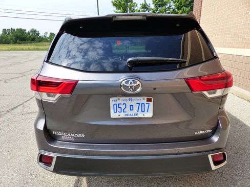 Used 2019 Toyota Highlander FWD V6 image 12