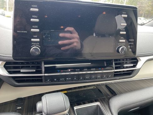 Used 2021 Toyota Sienna Limited image 8