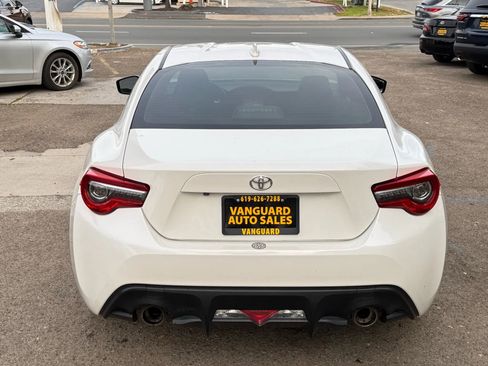 Used 2017 Toyota 86 image 32