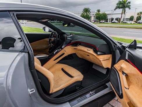 Used 2022 Ferrari Roma RWD image 37