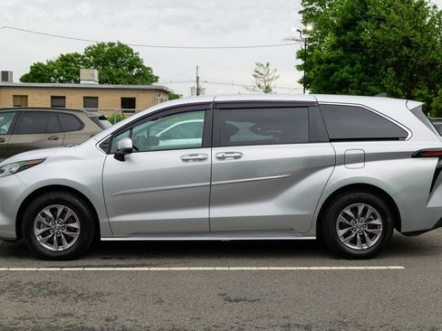 Used 2023 Toyota Sienna XLE FWD image 4