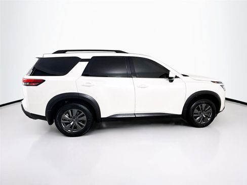 Used 2024 Nissan Pathfinder SV image 8