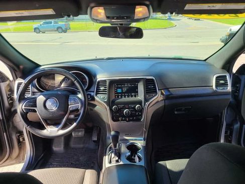 Used 2018 Jeep Grand Cherokee Laredo AWD/4WD image 10