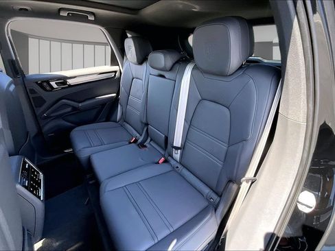 Used 2023 Porsche Cayenne Platinum Edition AWD/4WD image 20
