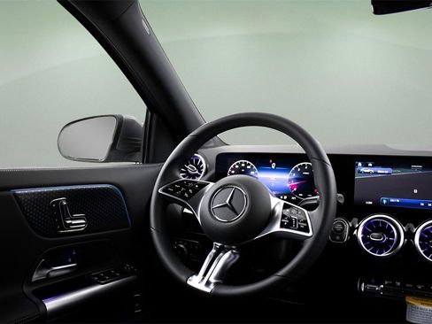 Used 2025 Mercedes-Benz GLA 250 image 32