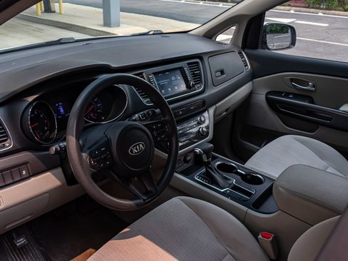 Used 2019 Kia Sedona L FWD image 19