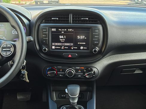 Used 2025 Kia Soul LX w/ LX Technology Package FWD image 17