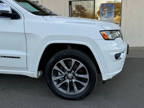 Used 2018 Jeep Grand Cherokee Overland AWD/4WD image 2