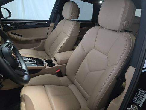 Certified 2025 Porsche Macan AWD/4WD image 5