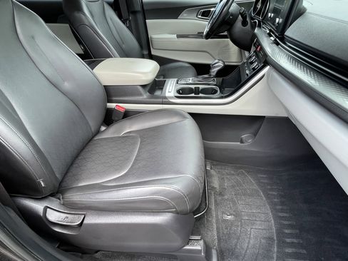 Used 2023 Kia Carnival LX image 14