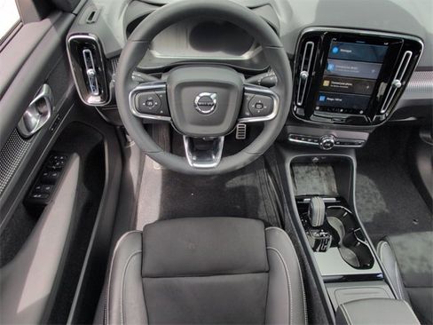 Used 2022 Volvo XC40 P8 Recharge Plus image 8