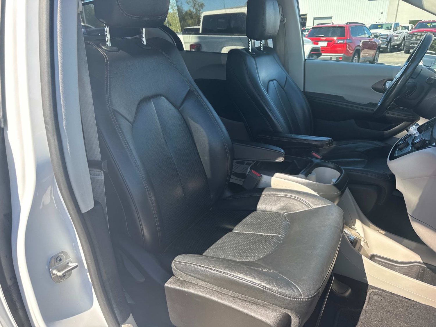 Used 2019 Chrysler Pacifica Touring-L FWD image 19