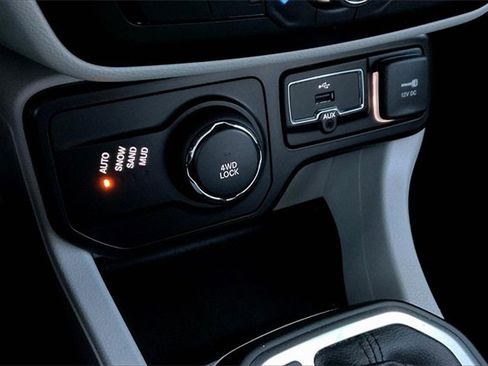 Used 2019 Jeep Renegade Latitude w/ Popular Equipment Group image 24