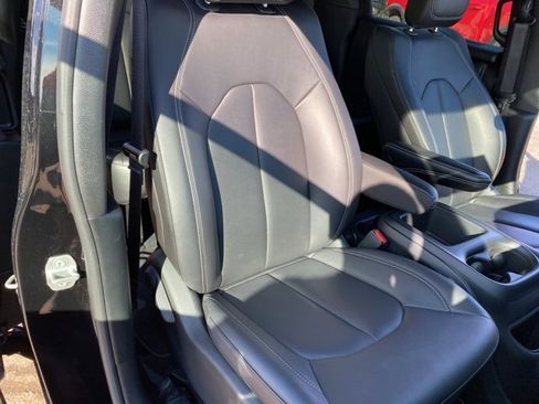 Used 2026 Chrysler Pacifica Select image 33