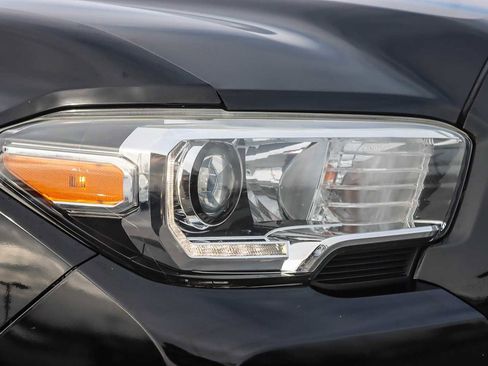 Used 2017 Toyota Tacoma TRD Sport image 7