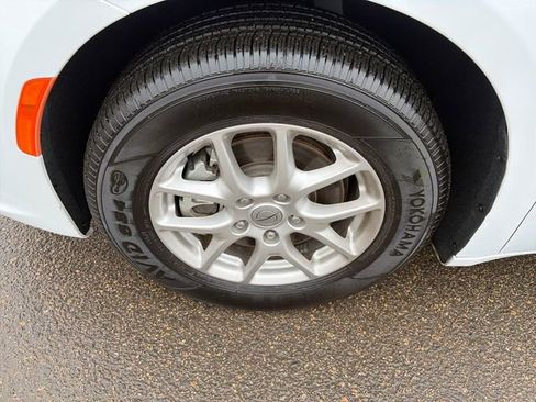 Used 2024 Chrysler Pacifica Touring-L FWD image 12
