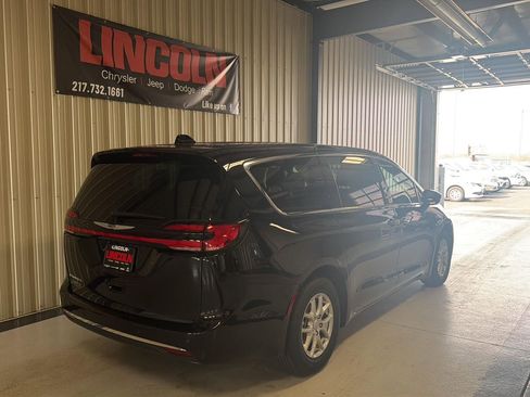 New 2026 Chrysler Pacifica Select image 6