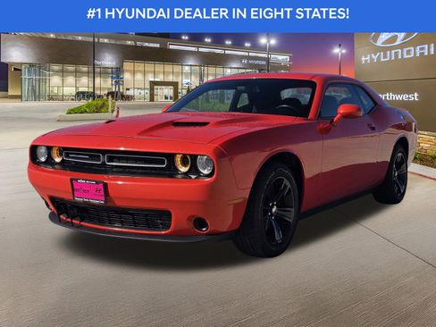 Used 2019 Dodge Challenger SXT image 2