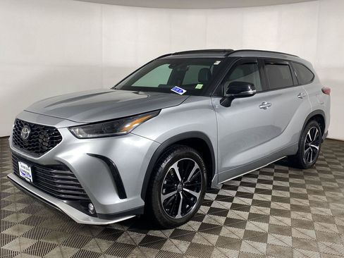 Used 2022 Toyota Highlander XSE AWD/4WD image 2