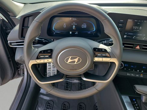 Used 2025 Hyundai Elantra Sport image 16