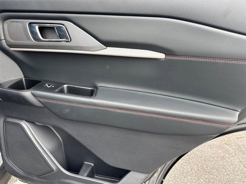 Used 2025 Ford Explorer ST-Line w/ Premium Package image 17