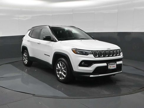 Used 2025 Jeep Compass Limited AWD/4WD image 2