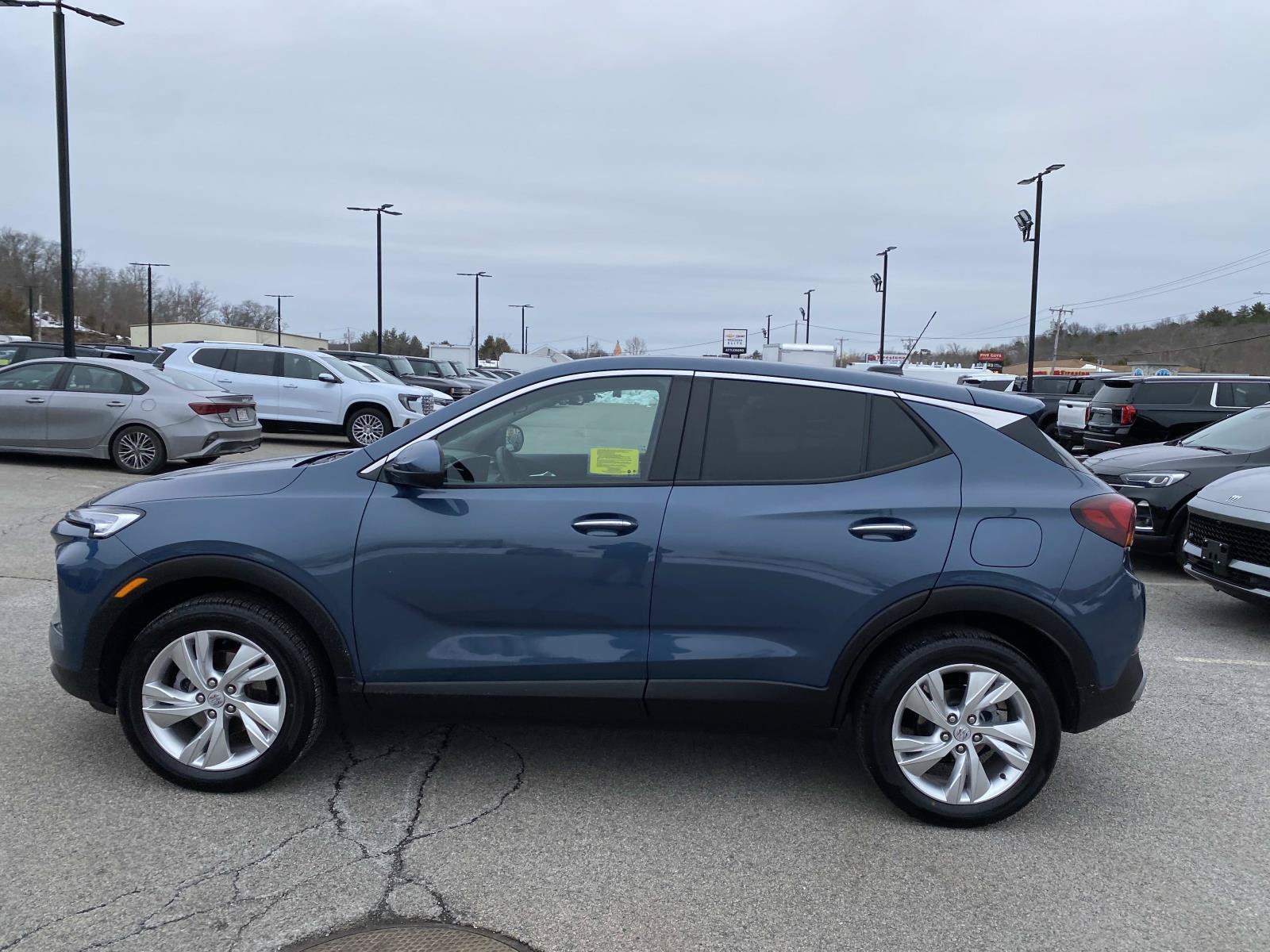 Used 2025 Buick Encore GX Preferred AWD/4WD image 2