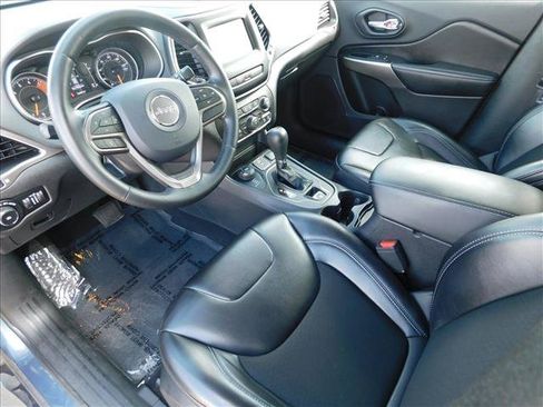 Used 2020 Jeep Cherokee Latitude Plus w/ Cold Weather Group AWD/4WD image 16