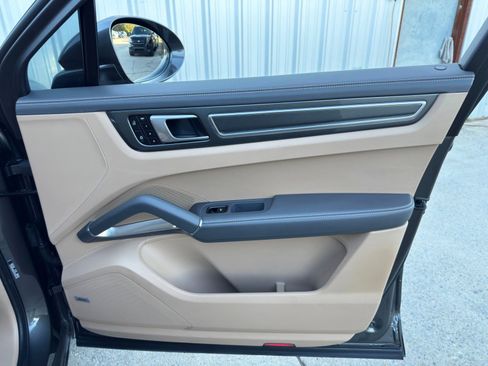 Used 2022 Porsche Cayenne Turbo S image 50