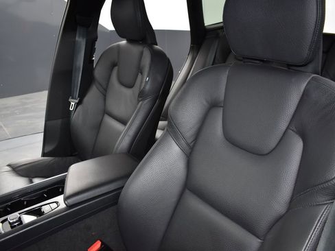 Used 2024 Volvo XC60 B5 Plus image 19