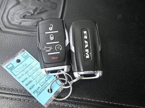 Used 2019 RAM 1500 Laramie AWD/4WD image 17