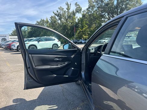 Used 2024 Nissan Sentra SV FWD image 17