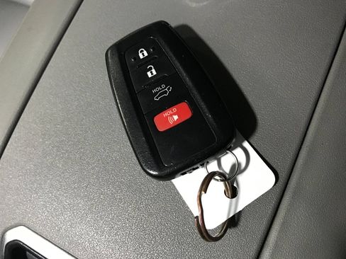 Used 2021 Toyota Highlander XLE AWD/4WD image 13