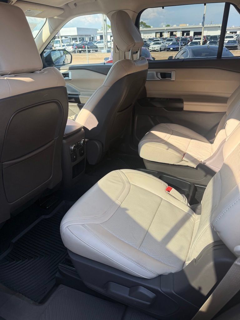 Used 2020 Ford Explorer Platinum w/ Premium Technology Package AWD/4WD image 21
