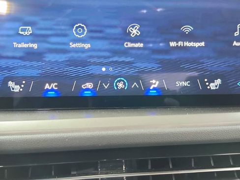 Used 2025 Chevrolet Traverse LT FWD image 30
