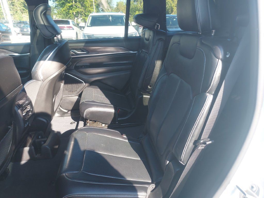 Used 2023 Jeep Grand Cherokee L Overland w/ Luxury Tech Group IV AWD/4WD image 35