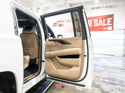 Used 2018 Cadillac Escalade ESV Platinum AWD/4WD image 46