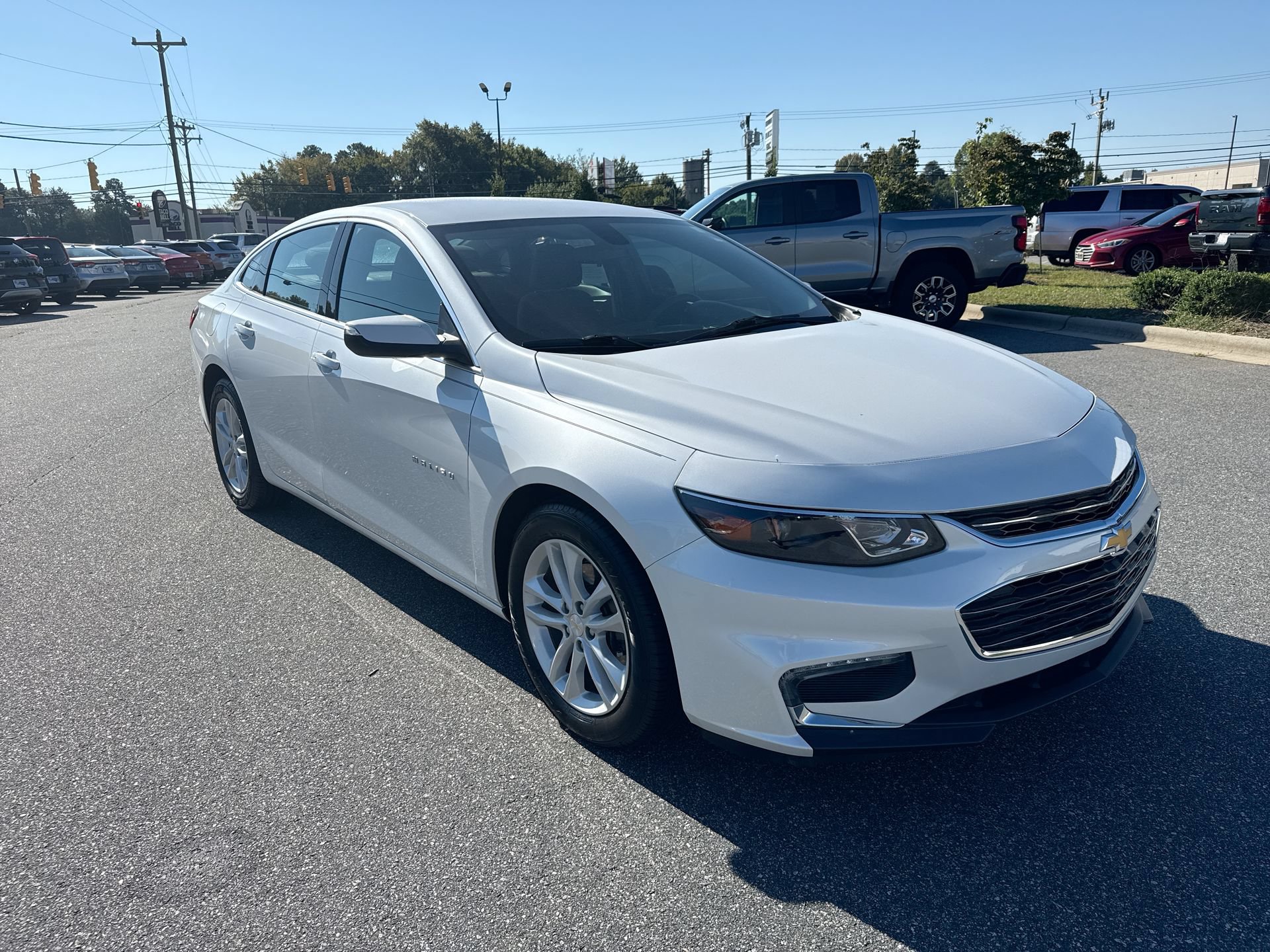 Used 2018 Chevrolet Malibu LT FWD image 2