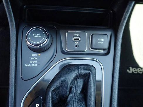 Used 2019 Jeep Cherokee Limited AWD/4WD image 22