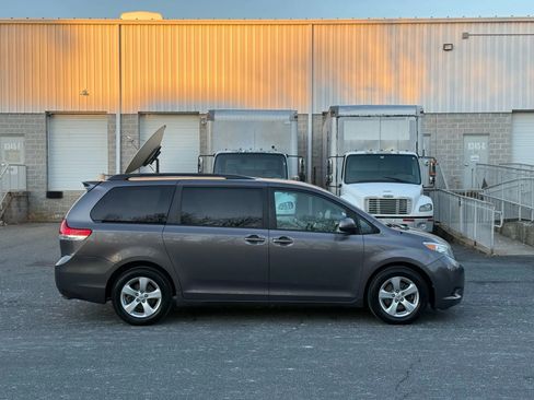 Used 2011 Toyota Sienna LE image 13