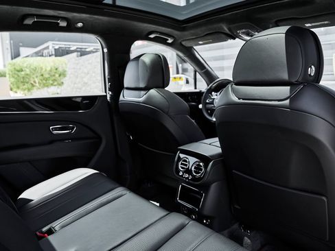 Used 2021 Bentley Bentayga AWD/4WD image 38
