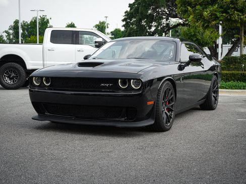 Used 2016 Dodge Challenger SRT Hellcat RWD image 5