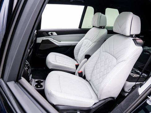 Certified 2025 BMW X7 xDrive40i w/ M Sport Package image 17