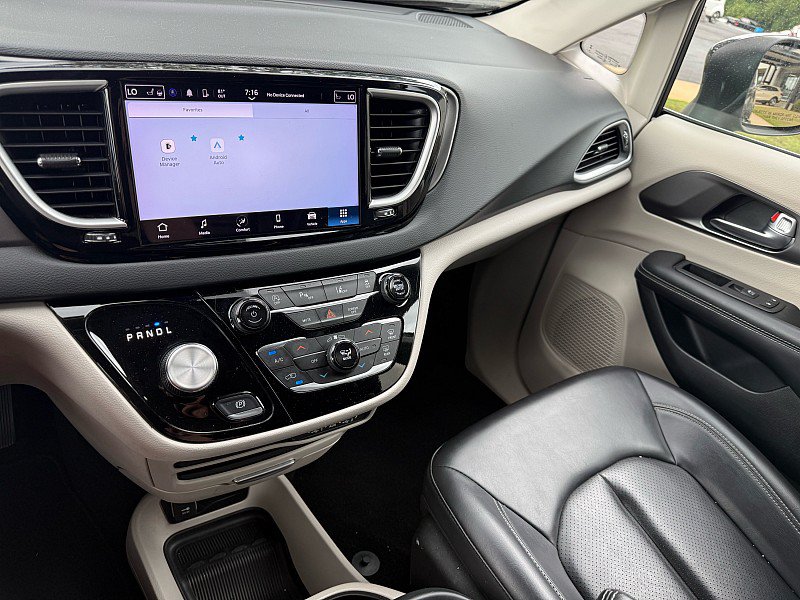 Used 2023 Chrysler Pacifica Touring-L FWD image 25