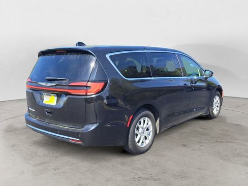 Used 2023 Chrysler Pacifica Touring-L FWD image 3