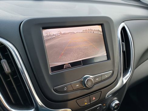 Used 2022 Chevrolet Equinox LT w/ Driver Convenience Package image 38