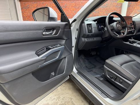Used 2025 Nissan Pathfinder SL AWD/4WD image 9