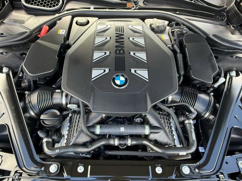 Used 2025 BMW 760i xDrive w/ Premium Package image 33